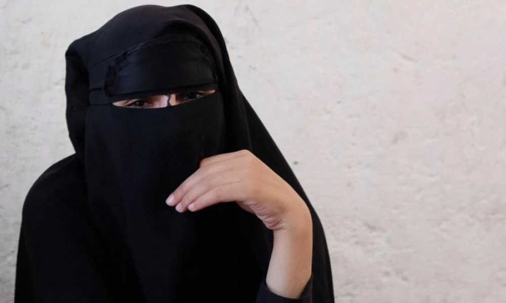 Επαναπατρισμένη πρώην σύζυγος εμίρη του ISIS αντιμέτωπη με σοβαρές κατηγορίες στη Γαλλία